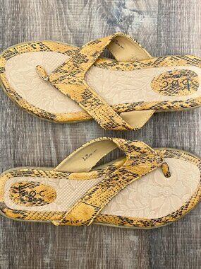 Vintage Yellow + Black Faux Snakeskin Flip Flop Sandals  / Y2K / Size 8